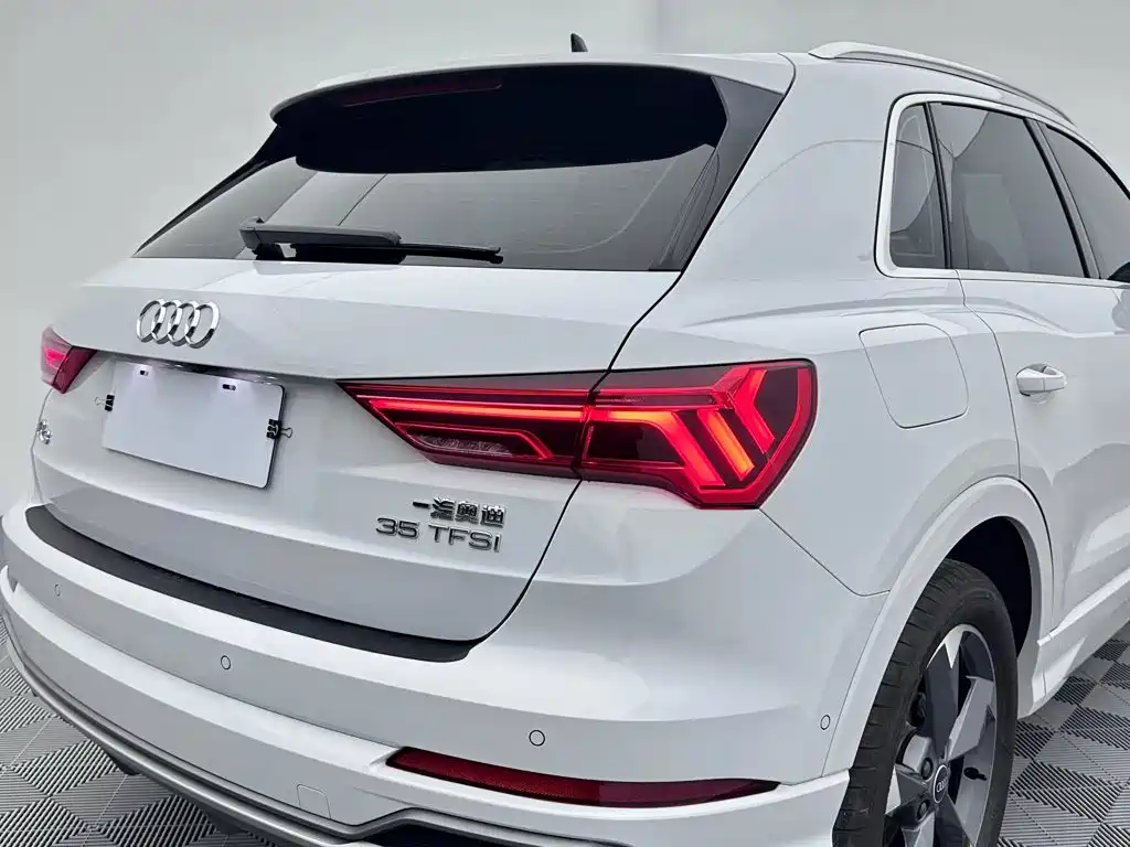 Audi Q3 — фото 11