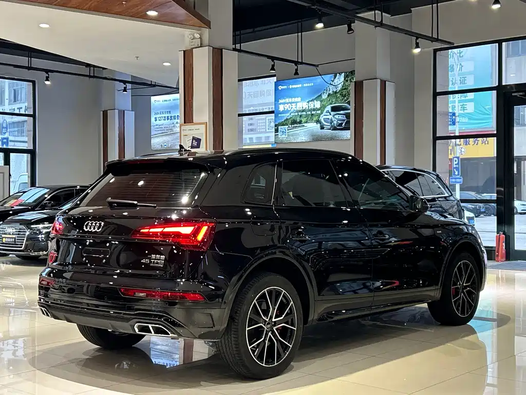 Audi Q5L — фото 26