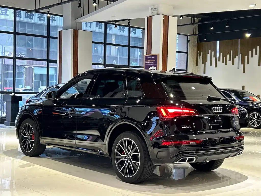 Audi Q5L — фото 30
