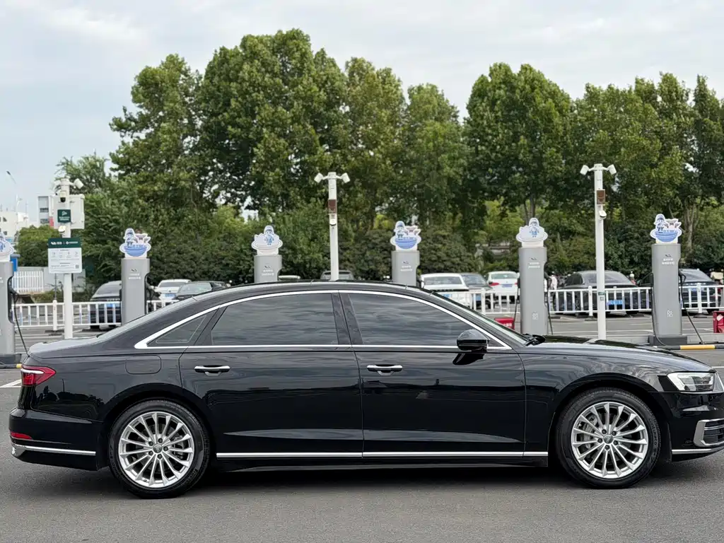 Audi A8 — фото 3