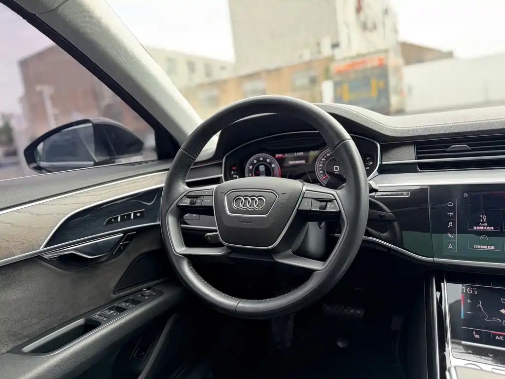 Audi A8 — фото 5