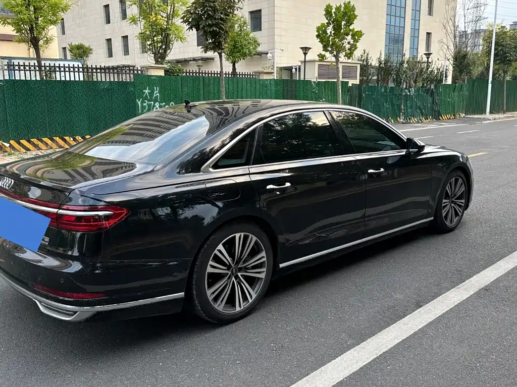 Audi A8 — фото 9