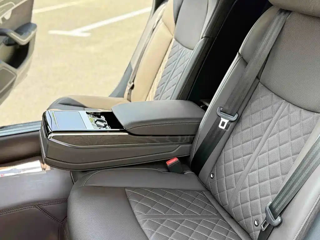 Audi A8 — фото 13