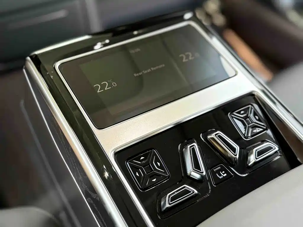 Audi A8 — фото 14