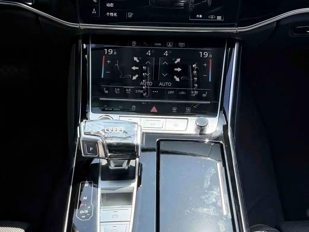 Audi A8 — фото 7