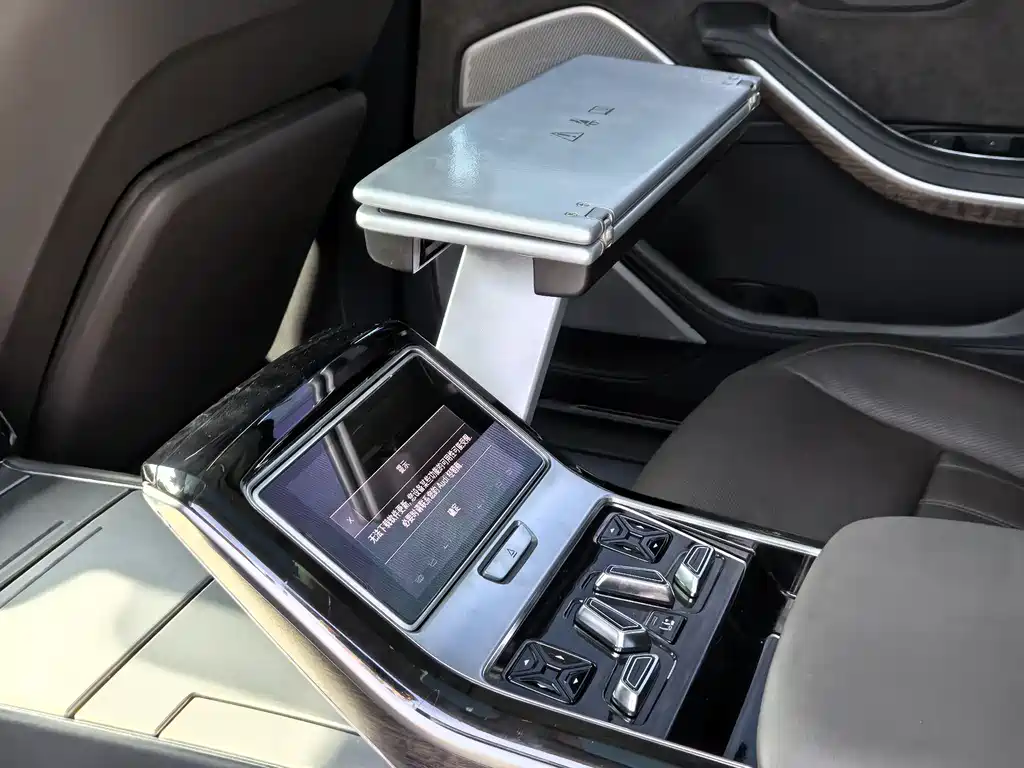 Audi A8 — фото 10