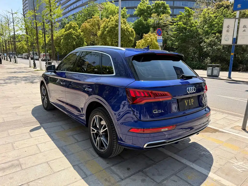 Audi Q5L — фото 8