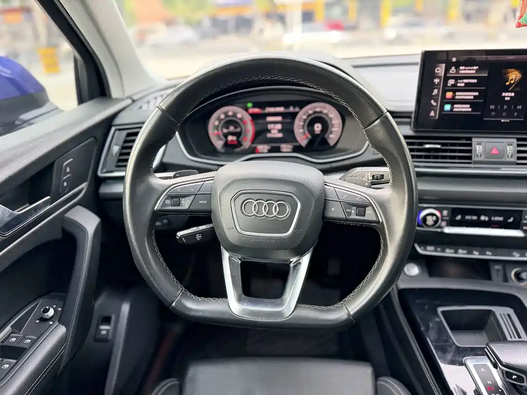 Audi Q5L — фото 17