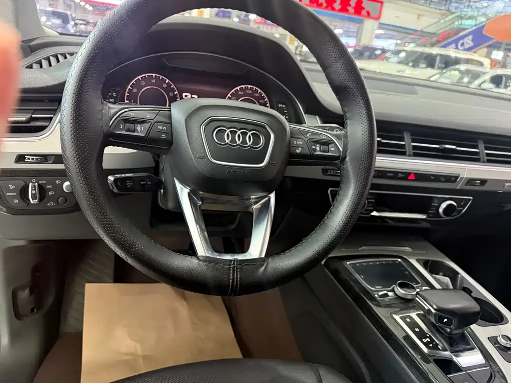 Audi Q7 — фото 13