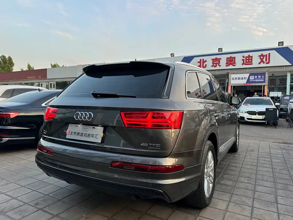 Audi Q7 — фото 6