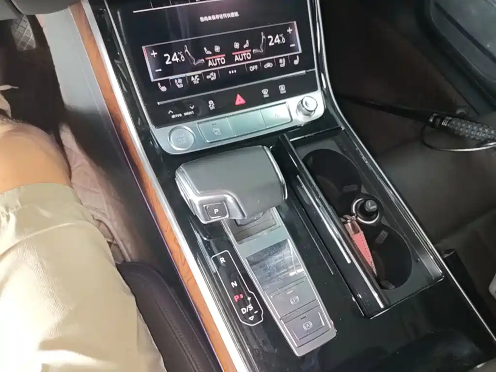 Audi A8 — фото 14