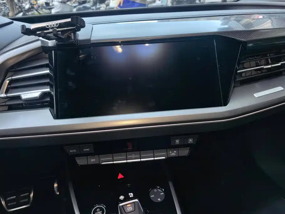 Audi Q4 e-tron — фото 13