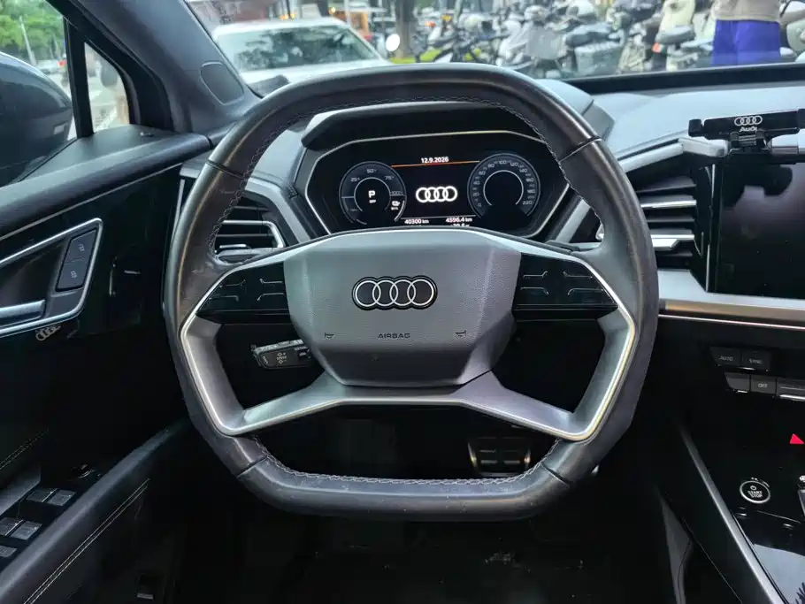 Audi Q4 e-tron — фото 15