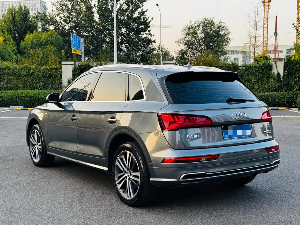 Audi Q5L — фото 6