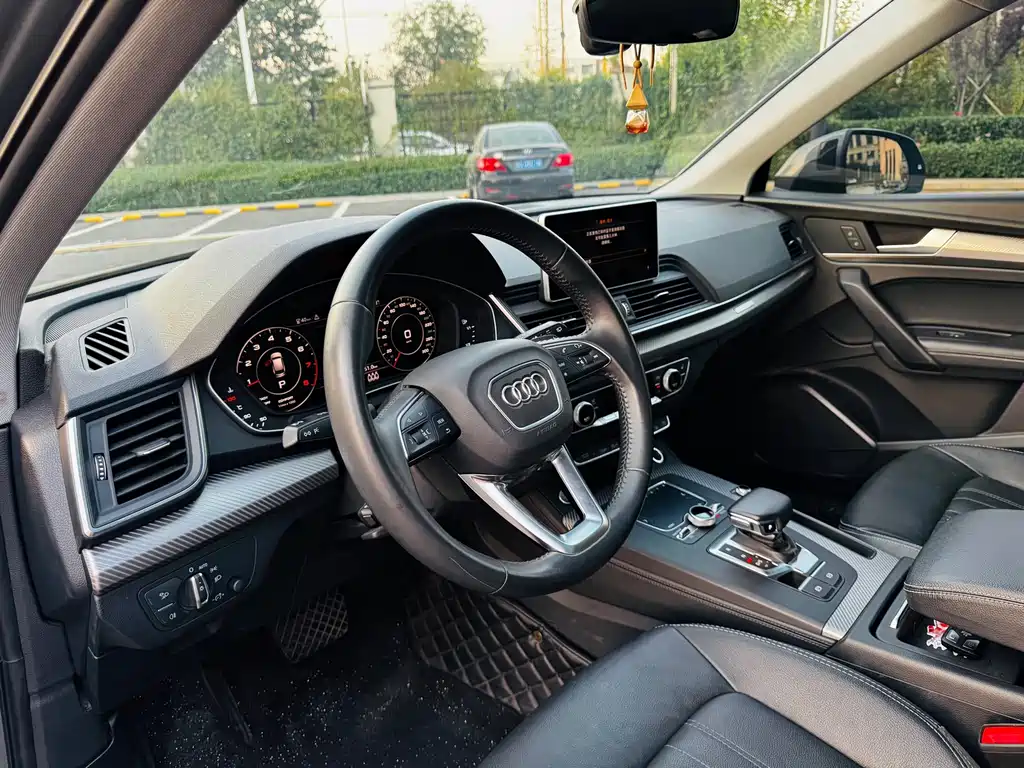 Audi Q5L — фото 10