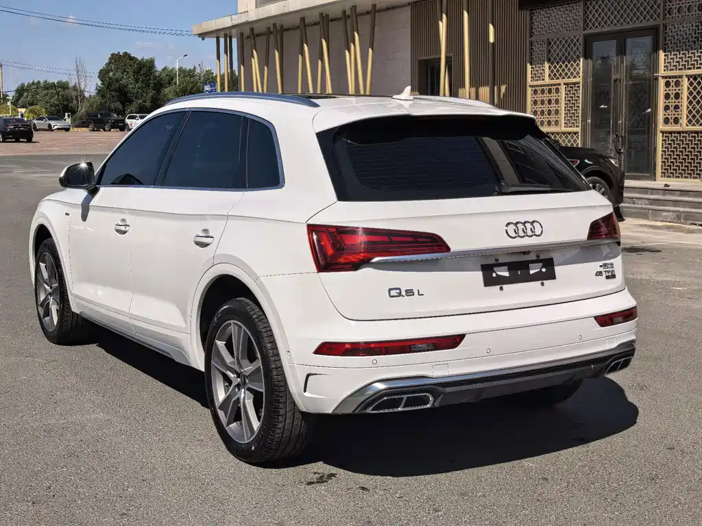 Audi Q5L — фото 10
