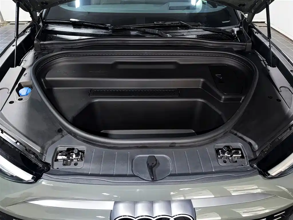 Audi Q6L e-tron — фото 13