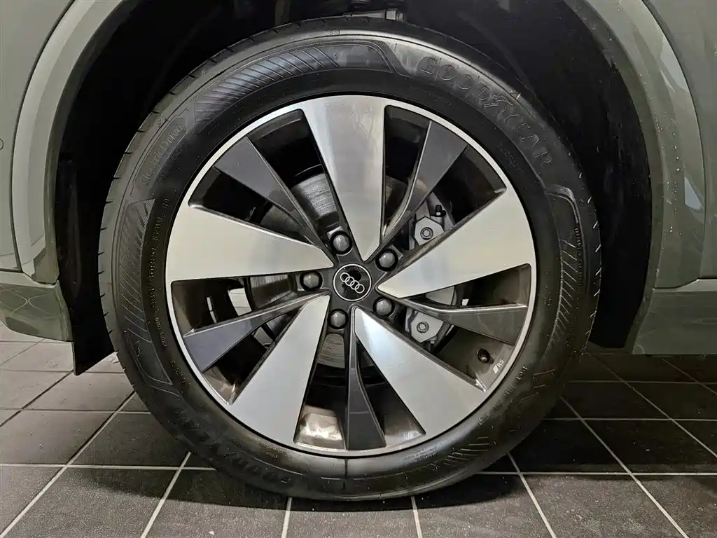 Audi Q6L e-tron — фото 15