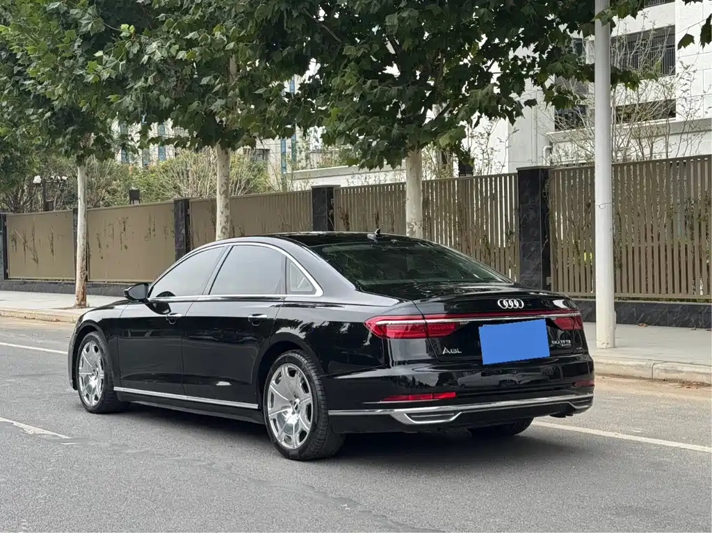 Audi A8 — фото 18