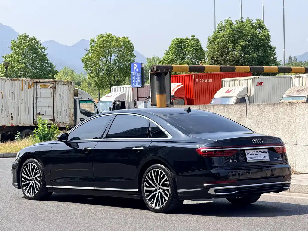 Audi A8 — фото 4