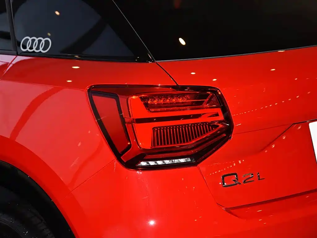 Audi Q2L — фото 18