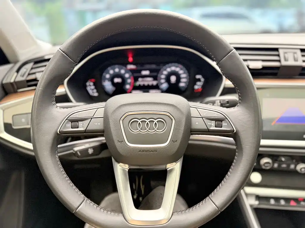 Audi Q3 — фото 10