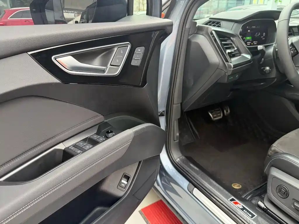 Audi Q4 e-tron — фото 13
