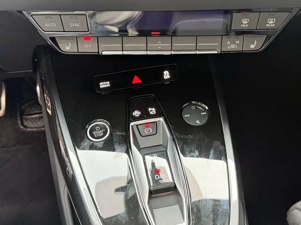 Audi Q4 e-tron — фото 17