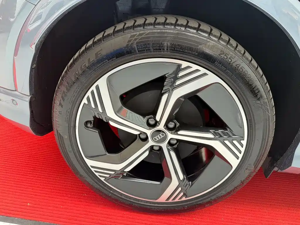Audi Q4 e-tron — фото 10