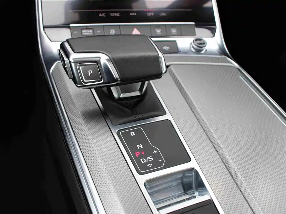 Audi A6L — фото 9