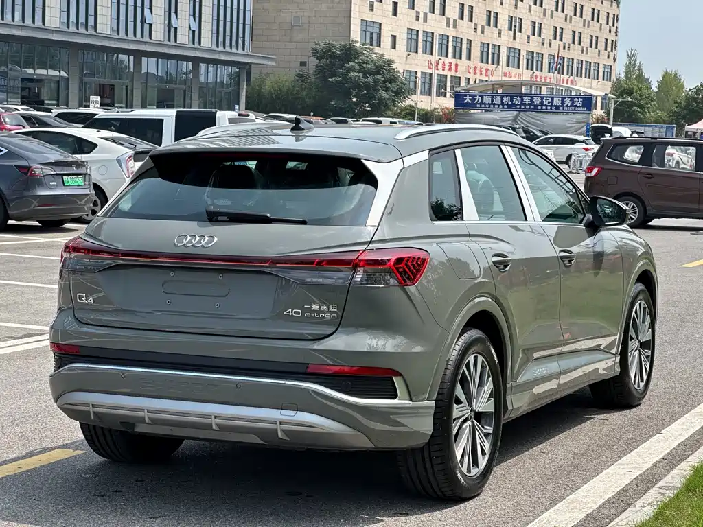 Audi Q4 e-tron — фото 4