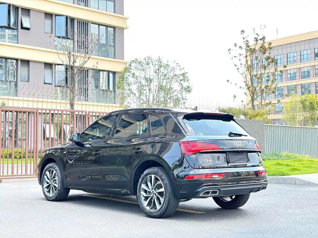 Audi Q5L — фото 14
