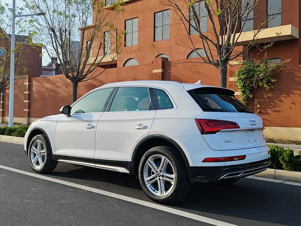 Audi Q5L — фото 31