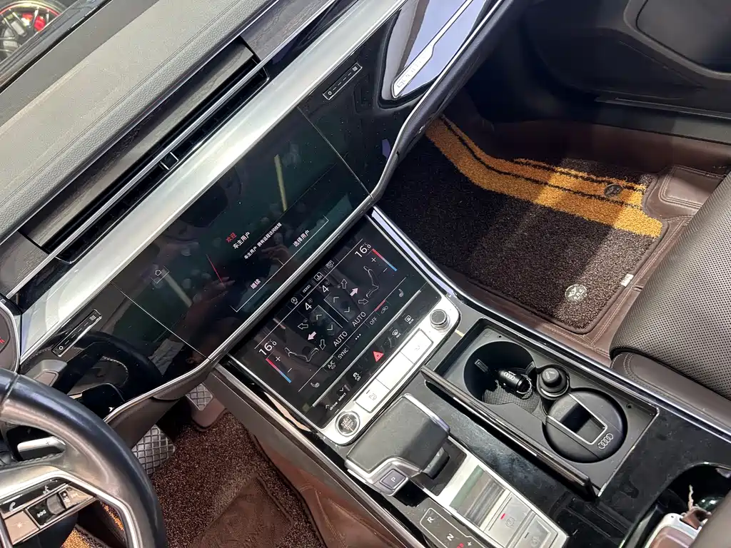 Audi A8 — фото 13
