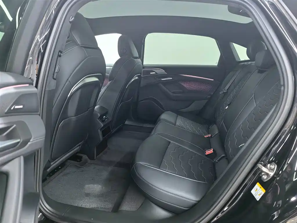 Audi A6L e-tron — фото 15