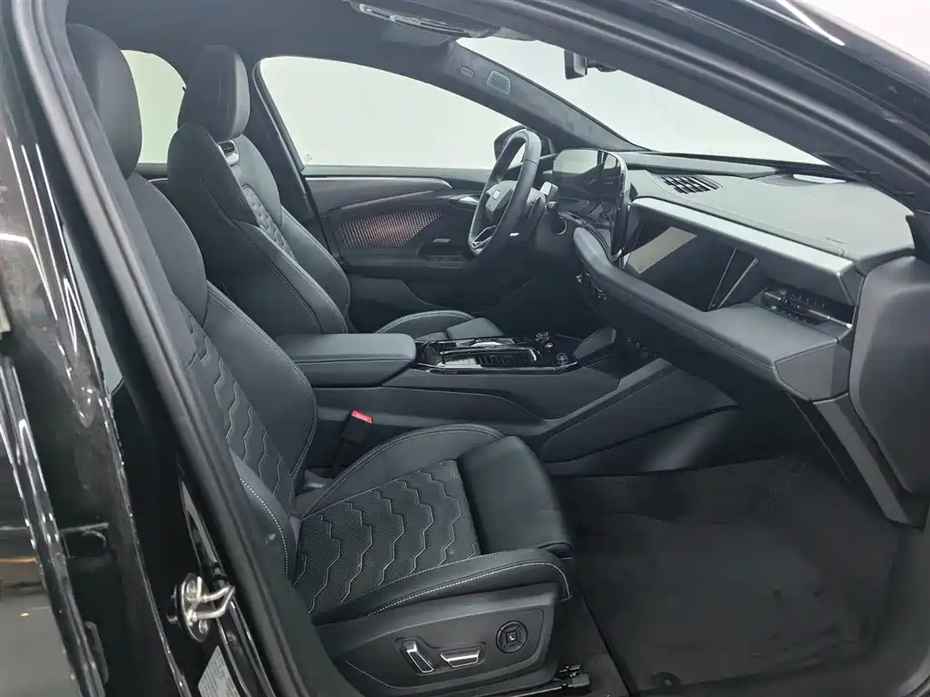 Audi A6L e-tron — фото 17