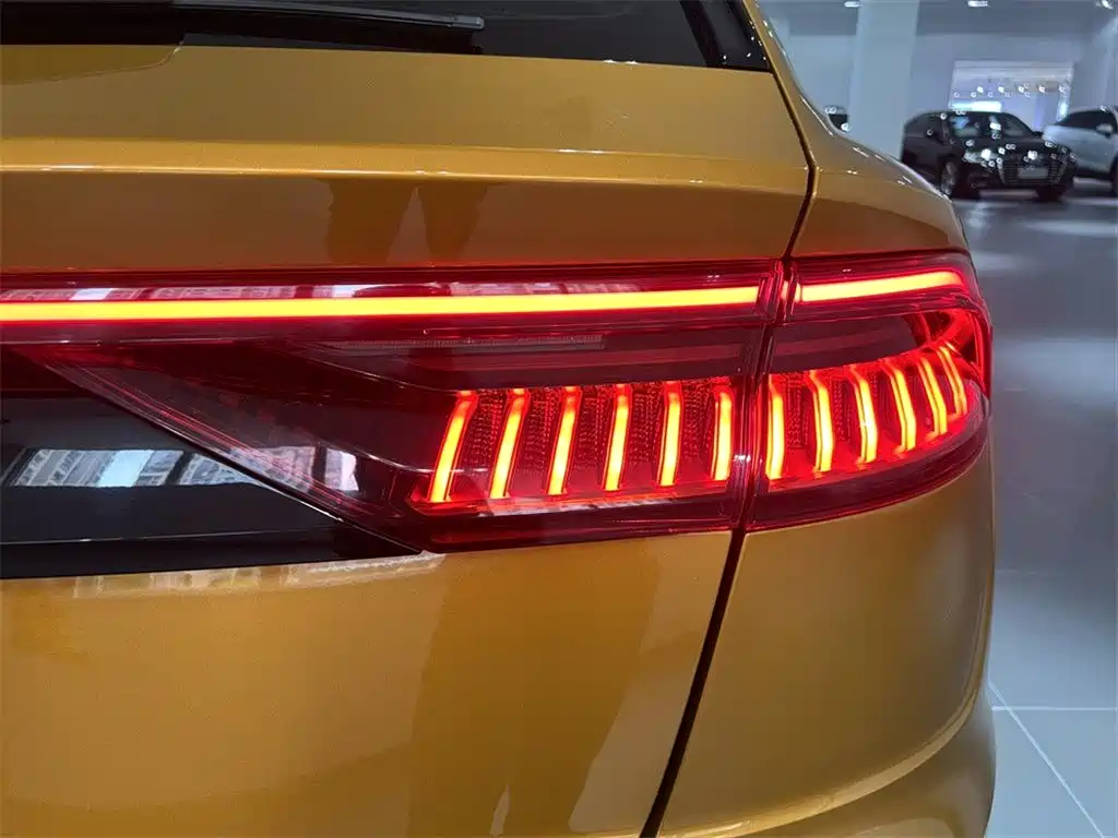Audi Q8 — фото 17