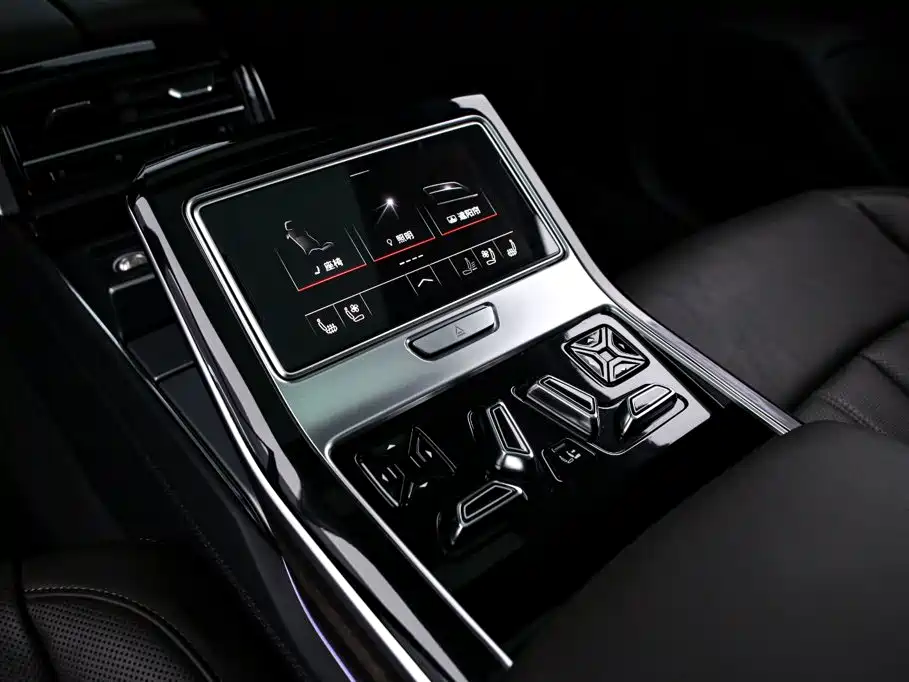 Audi A8 — фото 17