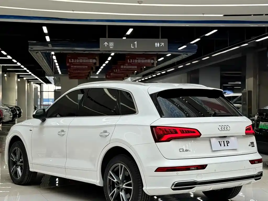 Audi Q5L — фото 6