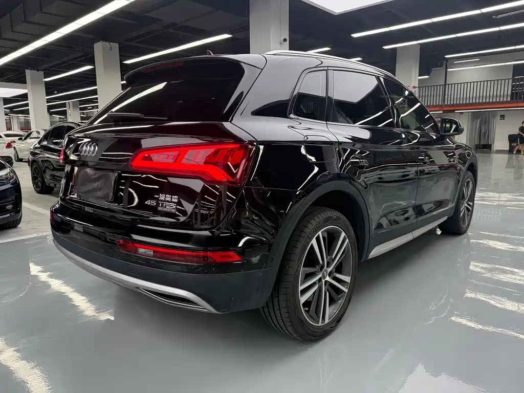 Audi Q5L — фото 23