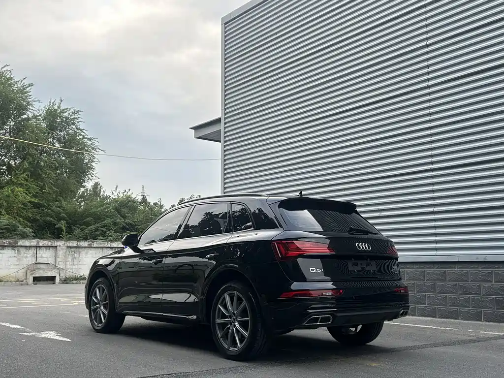 Audi Q5L — фото 9