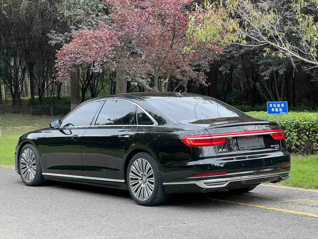 Audi A8 — фото 6