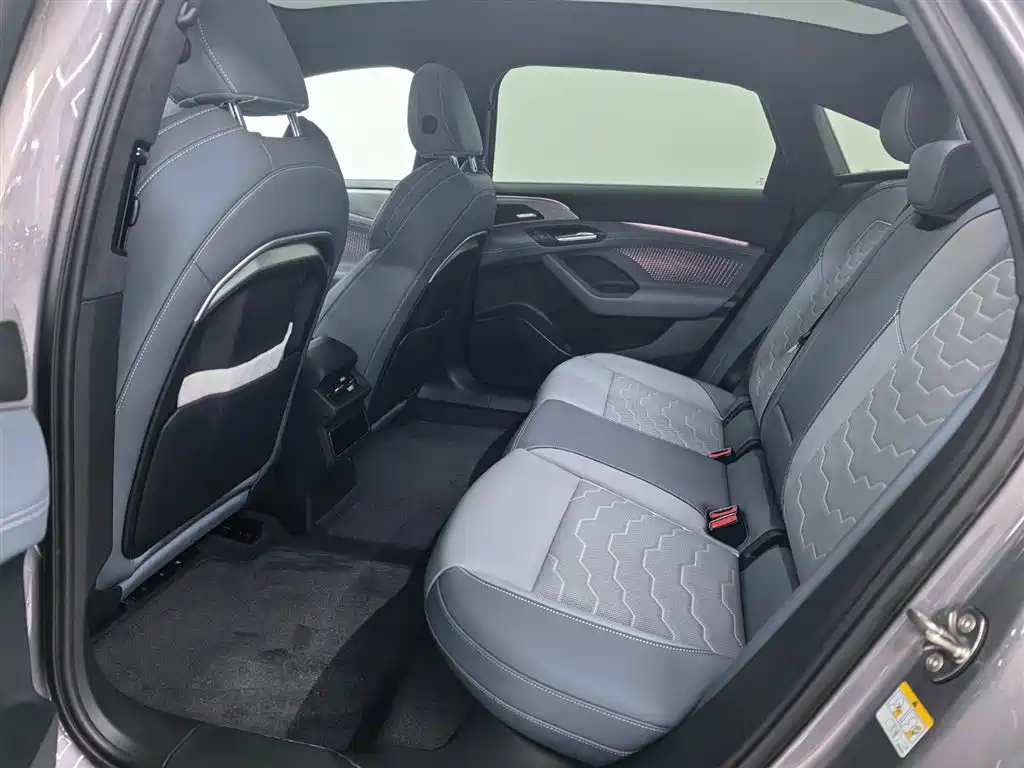 Audi A6L e-tron — фото 17