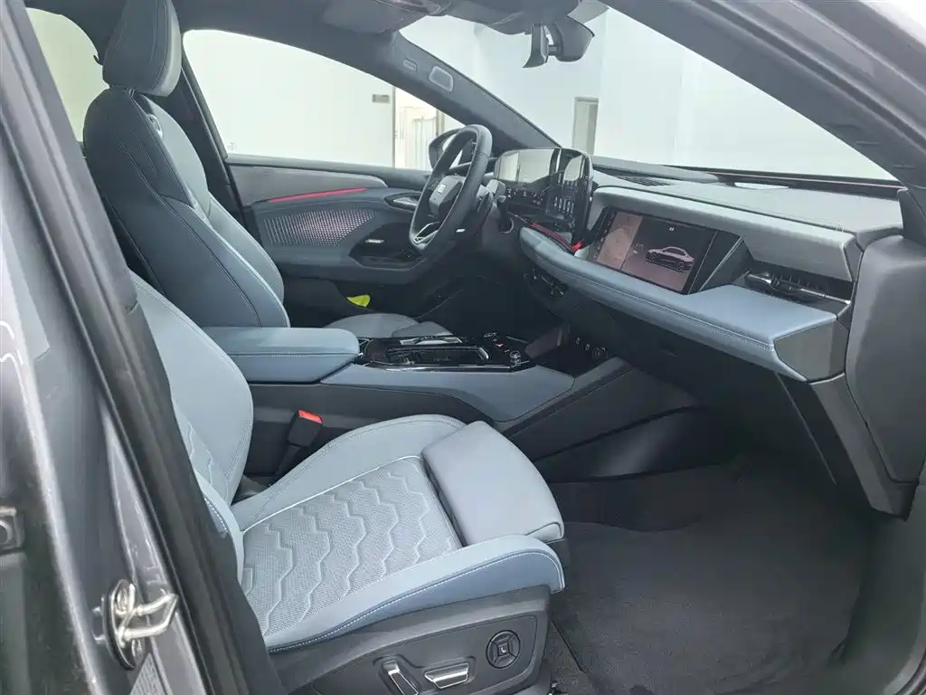 Audi A6L e-tron — фото 19