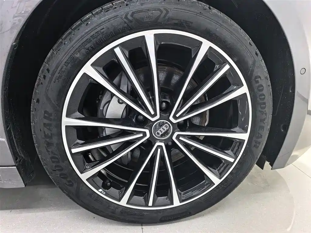 Audi A6L e-tron — фото 8