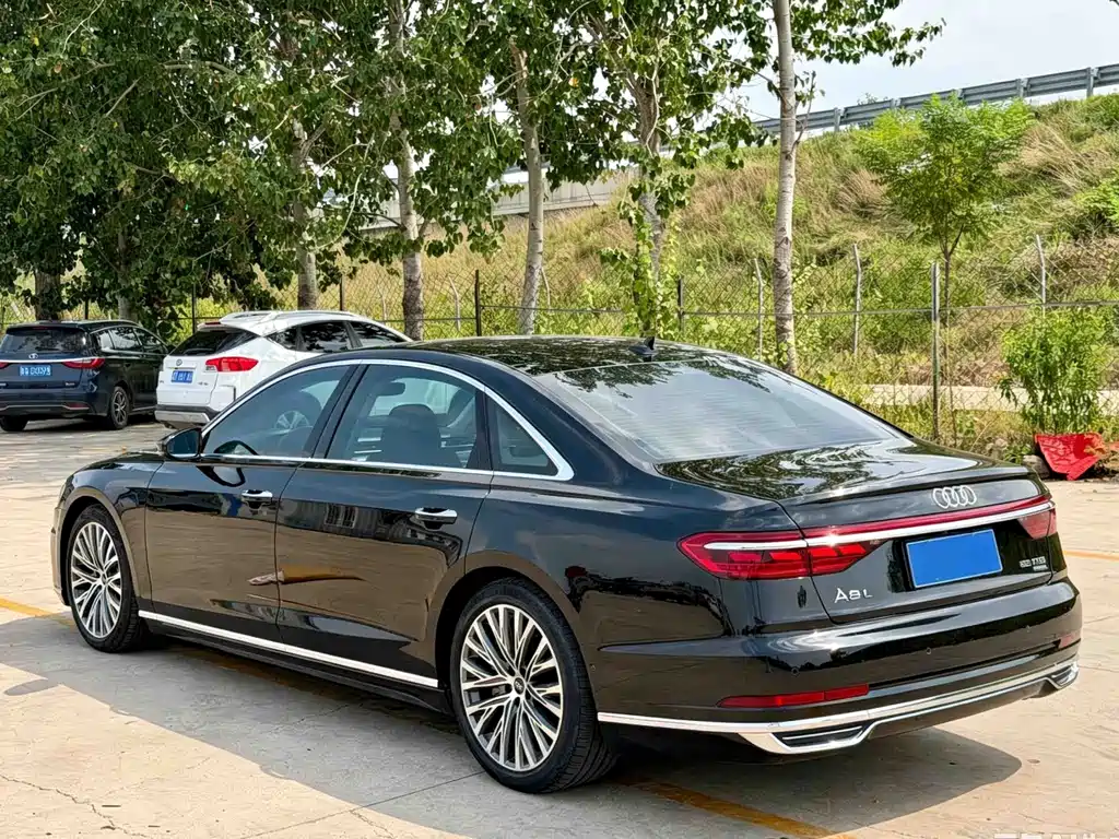 Audi A8 — фото 4