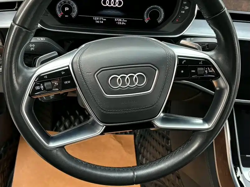 Audi A8 — фото 7