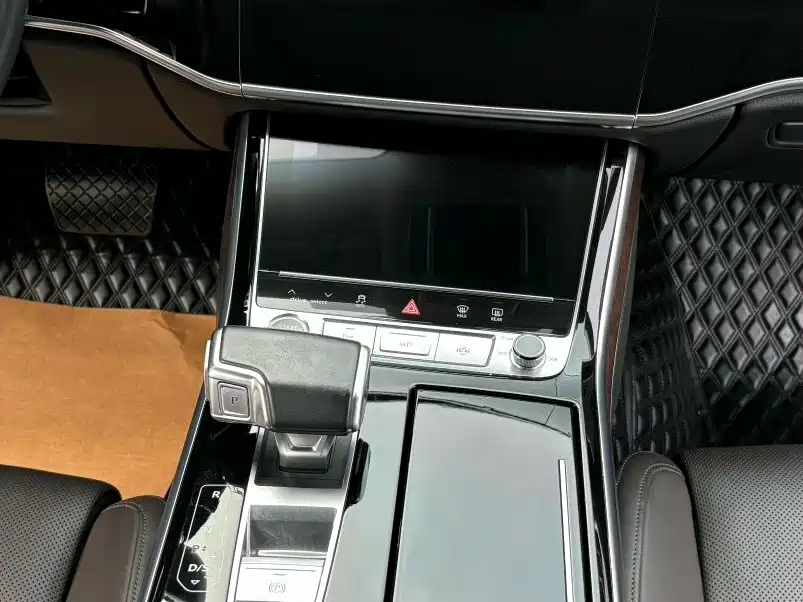 Audi A8 — фото 9