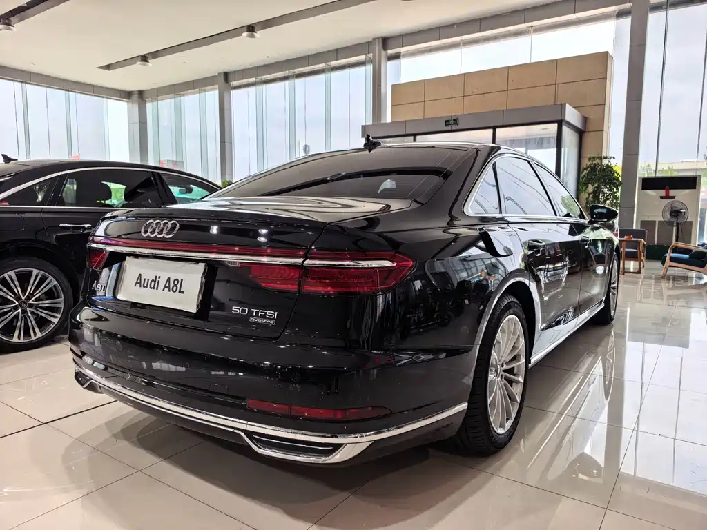 Audi A8 — фото 3