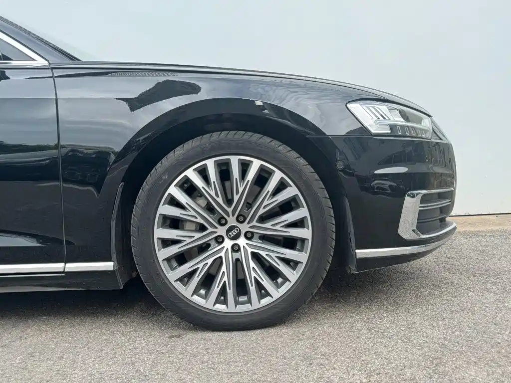 Audi A8 — фото 21